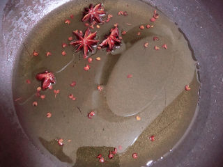 彩色水饺,醒面的时候我们准备饺子馅儿，炸一些花椒大料油，放凉待用。