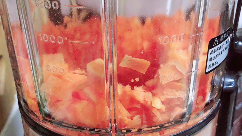 彩色水饺,将胡萝卜放入破壁机中，放入适量的水。选择破壁按键，打成胡萝卜泥。