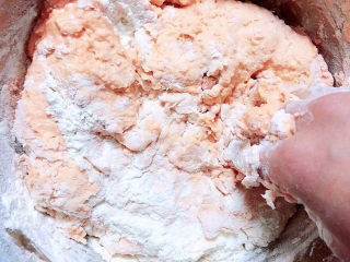 彩色水饺,揉匀面团，可以看到面粉变成橙色了。