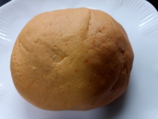 南瓜糯米糕,慢慢的加入糯米粉直至揉成一个不粘手的南瓜糯米团