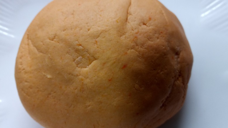 南瓜糯米糕,慢慢的加入糯米粉直至揉成一个不粘手的南瓜糯米团