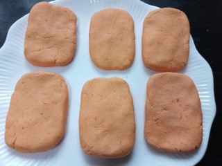 南瓜糯米糕,将南瓜糯米团整形成块状