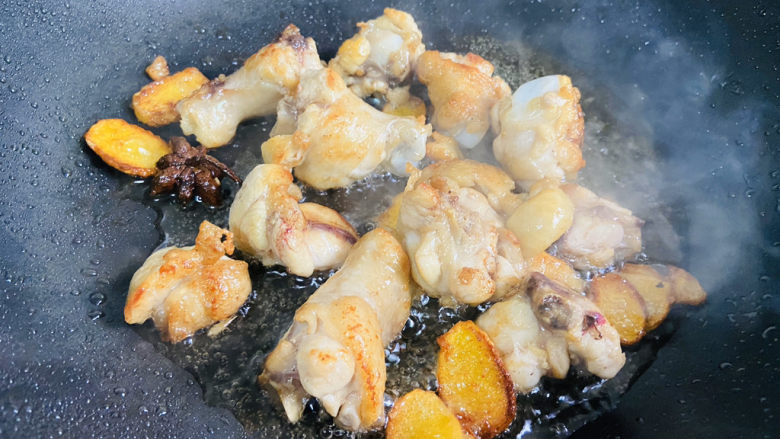红烧土豆鸡块,翻炒至表面金黄