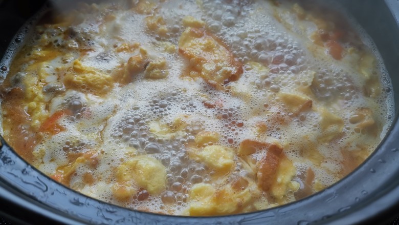 妈妈味道，鸡蛋面疙瘩汤,将煮开的鸡蛋汤倒入瓦罐