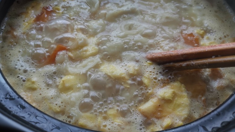 妈妈味道，鸡蛋面疙瘩汤,搅拌以免糊锅，中小火煮十分钟
