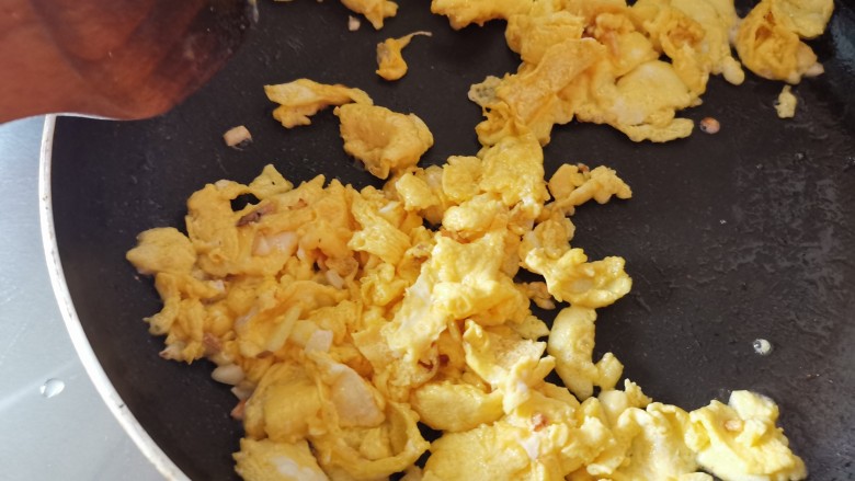 妈妈味道，鸡蛋面疙瘩汤,用锅铲打碎