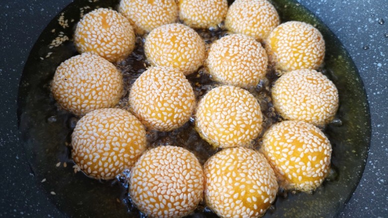 南瓜芝麻球,炸至南瓜芝麻球明显变胖，颜色变至金黄色就可以关火啦。