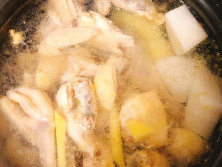 冬日暖身鸡汤,焯好水的鸡放入电饭锅中，锅中加入适量水同时放入土豆白萝卜一起煮