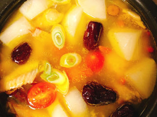 冬日暖身鸡汤,汤煮到剩8分钟的时候放入小番茄和大葱煮开就行了