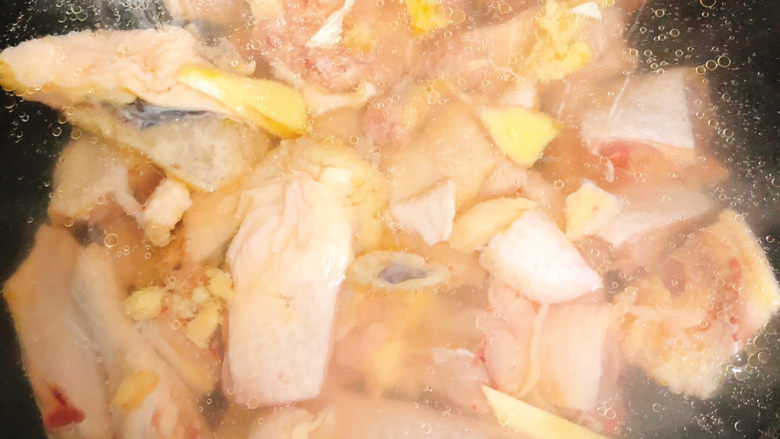 冬日暖身鸡汤,鸡放入锅中焯水去浮末，记得放入几片姜片和2滴料酒去腥