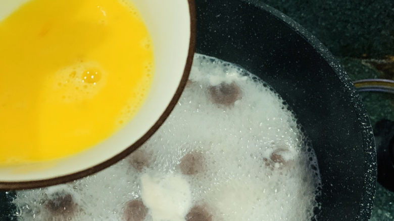 鸡蛋醪糟汤,醪糟酒煮两分钟后，加入蛋花