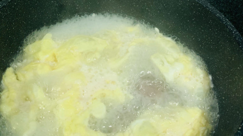 鸡蛋醪糟汤,蛋花搅拌均匀