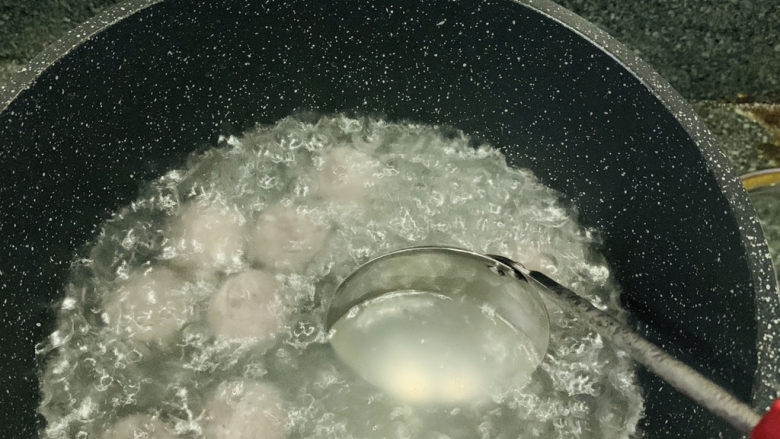 鸡蛋醪糟汤,中间稍微轻轻搅拌下，避免粘锅