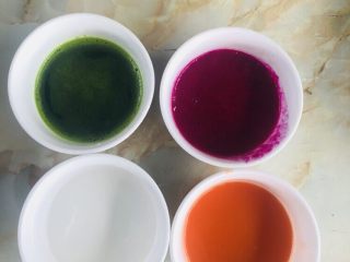 彩色水饺,第四份是水，每份取100克左右的量。做的时候要留十几克左右的汤汁用于调节，避免一次性加入导致面团太过湿粘。