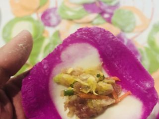 彩色水饺,把它擀开，在爱心饺子里放入适量馅料。用自己喜欢的方法包起来。