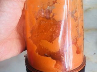 彩色水饺,半根胡萝卜去皮擦成细丝，加入少量水。放入料理机打成胡萝卜泥。