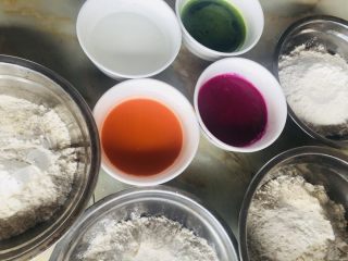 彩色水饺,面粉分成4份，每份200克。