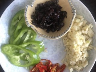 豆鼓蒸排骨,豆豉、蒜蓉剁碎，青椒和朝天椒切小圈备用。