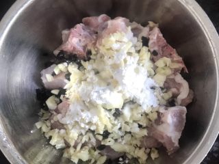 豆鼓蒸排骨,排骨浸泡好清洗干净放入碗里，放入蒜蓉、豆豉和淀粉。