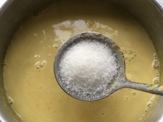 奶香南瓜粥,倒入白砂糖搅拌融化即可。