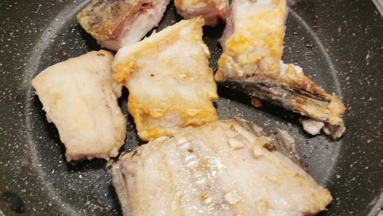老坛酸菜鱼,用煎锅煎至两面微微焦黄 关火备用