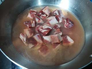 土豆牛腩煲,锅中放入凉水，放入切好的牛肉煮变色。