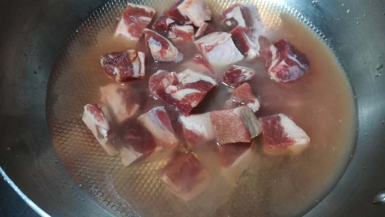 土豆牛腩煲,锅中放入凉水，放入切好的牛肉煮变色。