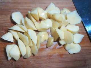 土豆牛腩煲,炖的过程中我们来准备土豆，土豆去皮，切滚刀块。