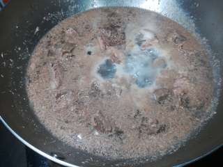 土豆牛腩煲,焯烫的水倒掉不用，也可以用勺撇去水上面的浮沫，待会还用刚才焯烫的一锅水煮肉。
