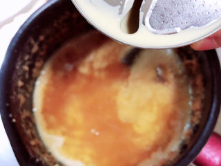 香芋奶茶,倒入淡奶油搅拌均匀，继续熬煮。