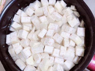 香芋奶茶,将芋头放入不粘奶锅中，放入水。将芋头煮开锅。