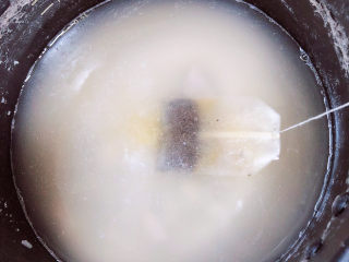 香芋奶茶,锅中留芋头的水300ml，放入红茶，盖上锅盖，焖煮5分钟以上。