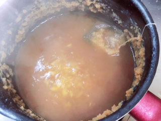 香芋奶茶,茶叶释放出茶味后，开大火将汤汁煮开。