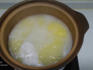 粗粮八宝粥,锅中放入适量清水，水开后一边搅拌一边加入玉米面