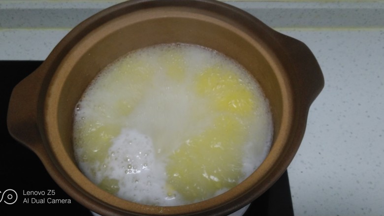 粗粮八宝粥,锅中放入适量清水，水开后一边搅拌一边加入玉米面