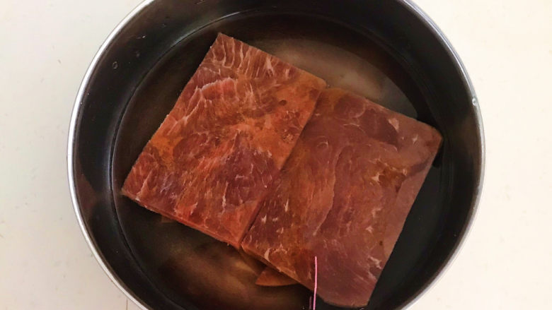 牛肉香菇酱,牛肉清洗干净