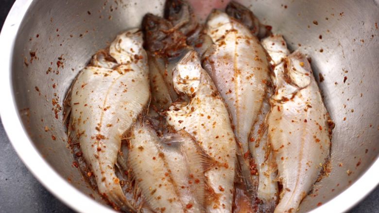 香辣孜然片口鱼,把所有的食材调料，混合拌匀腌制半小时。