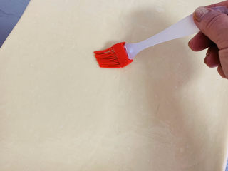 肉桂卷,用刷子涂抹均匀。