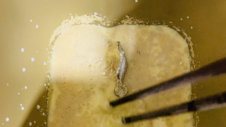 肉桂卷,用筷子搅拌均匀。