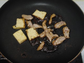 猪肉炒有机菜花、平菇,待猪肉炒至变色