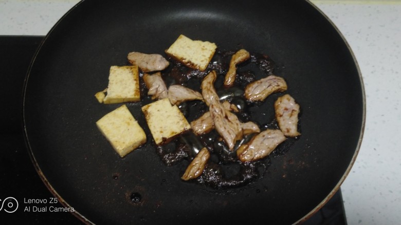猪肉炒有机菜花、平菇,待猪肉炒至变色