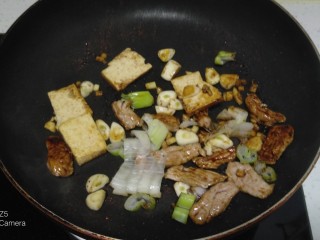 猪肉炒有机菜花、平菇,放入葱、姜、蒜