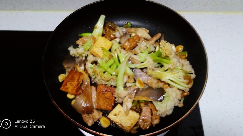 猪肉炒有机菜花、平菇,翻炒均匀