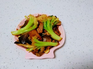 猪肉炒有机菜花、平菇,盛入盘中