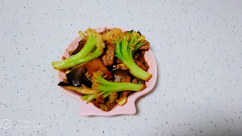 猪肉炒有机菜花、平菇,盛入盘中