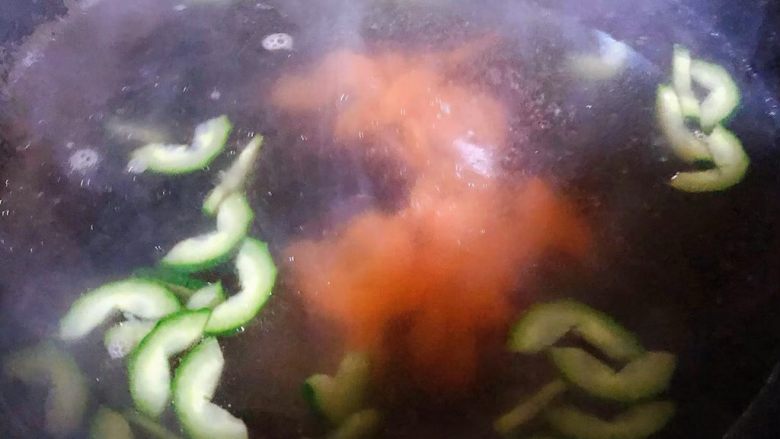 冬瓜炒虾仁,黄瓜和胡萝卜在水中烫一下立即捞出放入冷水中过凉沥干水份备用