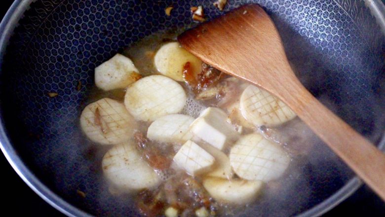 青菜炒香菇,放入杏鲍菇大火翻炒至均匀变软。