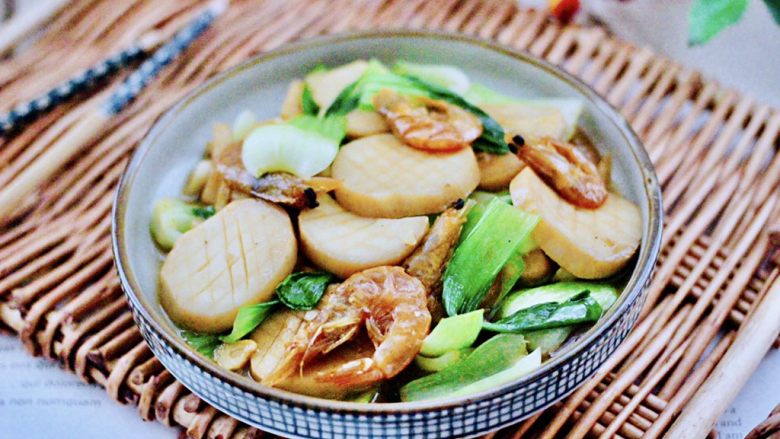 青菜炒香菇,鲜香味浓郁的青菜虾干杏鲍菇出锅咯。
