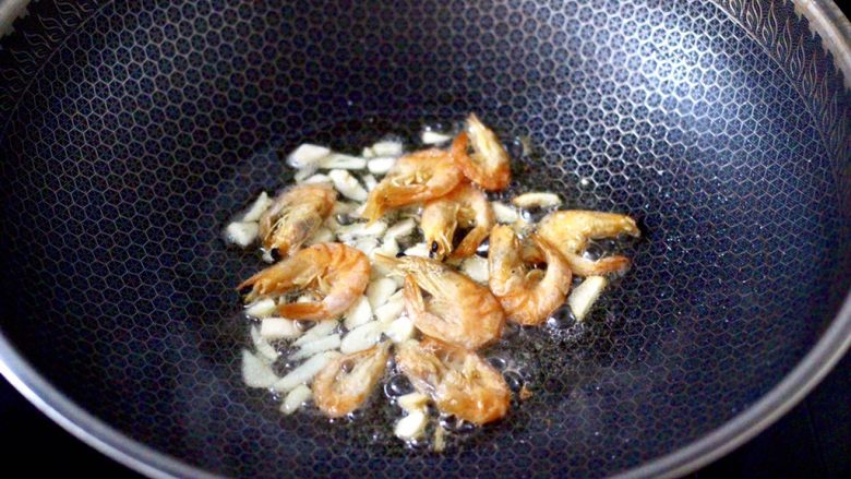 青菜炒香菇,放入浸泡好的虾干，小火慢慢煎出虾油。