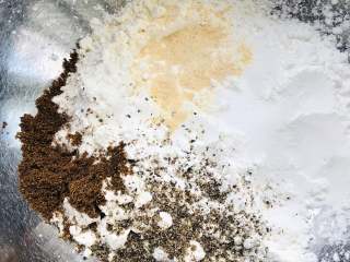 香酥炸鸡翅,腌制的时间里我们要准备好裹粉的材料,全部粉类混合均匀就可以准备待用了。
